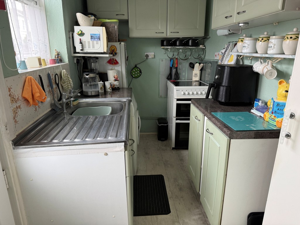 Lot: 117 - FREEHOLD PART-POSSESSION PROPERTY CLOSE TO TOWN CENTRE - Ground Floor Flat Kitchen